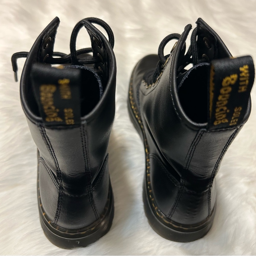 Dr. Martens Unisex Black Lace-Up Boots Women size 7 Men size 6 - Picture 5 of 7
